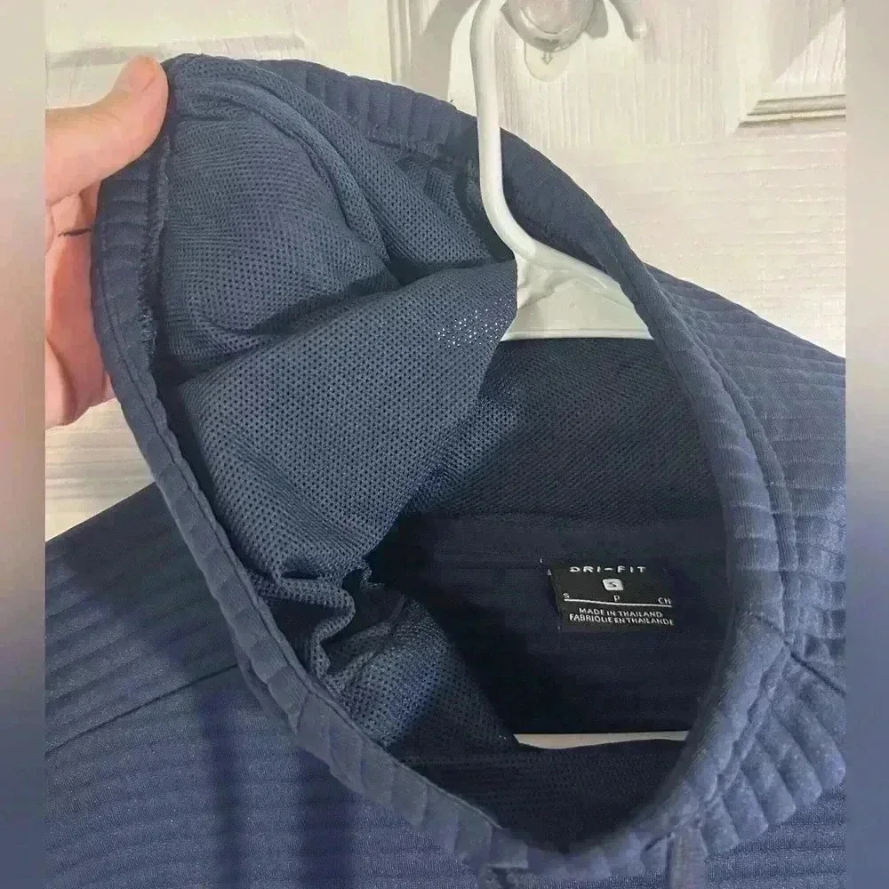 Nike navy blue ribbed hoodie sweatshirt dri-fit. Size Small, drawstring.